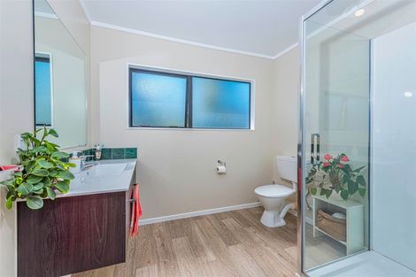 Photo of property in 2/1 Bass Street, West Harbour, Auckland, 0618