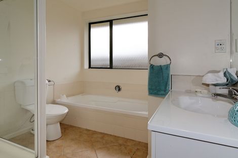 Photo of property in 4 Copplestone Place, New Lynn, Auckland, 0600