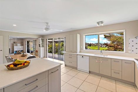 Photo of property in 2/160 Stapleford Crescent, Browns Bay, Auckland, 0630