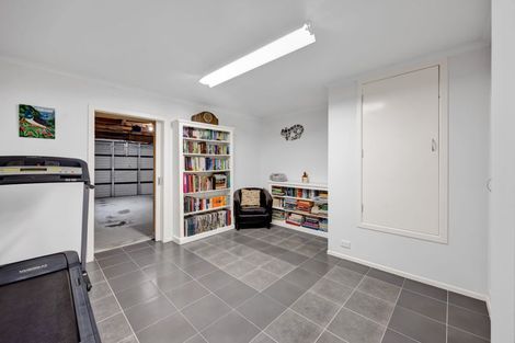 Photo of property in 21 Longview Drive, Merrilands, New Plymouth, 4312