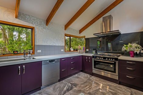 Photo of property in 28 Springdale Grove, Fitzherbert, Palmerston North, 4410