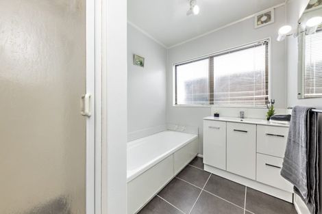 Photo of property in 2/80 Glengarry Road, Glen Eden, Auckland, 0602