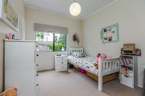 Photo of property in 2/5 Witheford Drive, Bayview, Auckland, 0629