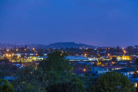 Photo of property in 28 Aldern Road, Massey, Auckland, 0614