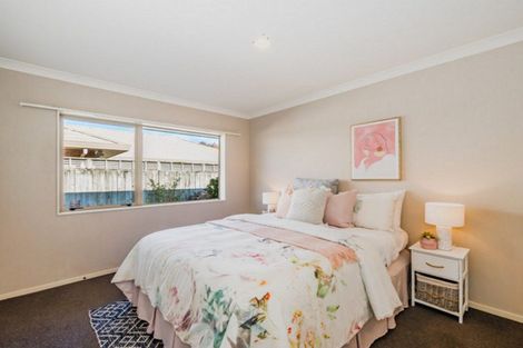 Photo of property in 17 Balmerino Grove, Waikanae, 5036