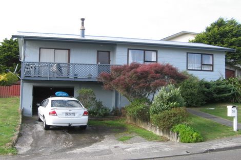 Photo of property in 26 Colchester Crescent, Newlands, Wellington, 6037