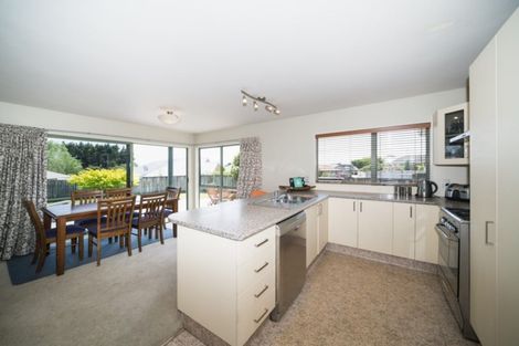 Photo of property in 5 Abby Road, Fitzherbert, Palmerston North, 4410
