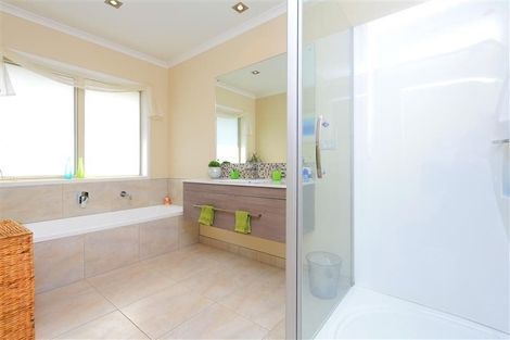 Photo of property in 17 Bob Craig Place, Pukekohe, 2120