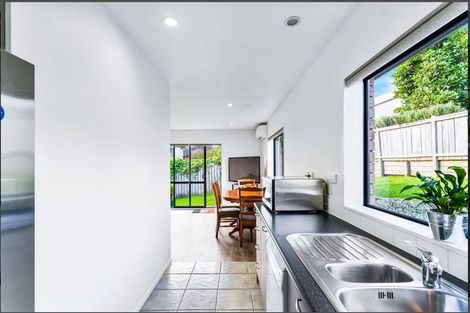 Photo of property in 33 Rising Parade, Fairview Heights, Auckland, 0632