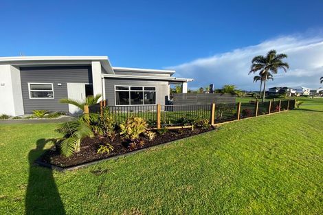 Photo of property in 10 Hoihere Drive, One Tree Point, 0118