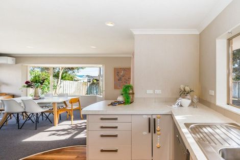 Photo of property in 17 Balmerino Grove, Waikanae, 5036