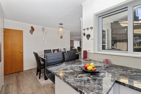 Photo of property in 2/5 Spring Grove, Henderson, Auckland, 0612