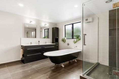 Photo of property in 122 Island Bay Road, Beach Haven, Auckland, 0626