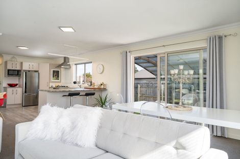 Photo of property in 2 Walnut Lane, Carterton, 5713