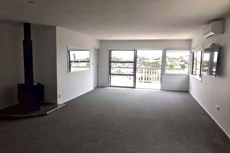 Photo of property in 5 Holiday Road, Stanmore Bay, Whangaparaoa, 0932
