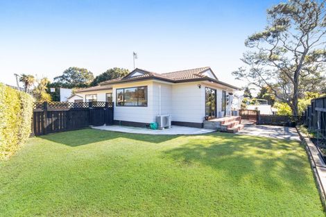 Photo of property in 121 Godley Road, Green Bay, Auckland, 0604