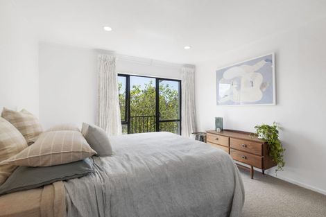 Photo of property in 2/12 Helicon Place, Totara Vale, Auckland, 0629