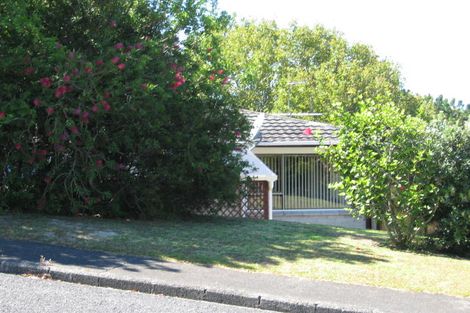 Photo of property in 1/2 Barker Rise, Northcross, Auckland, 0632