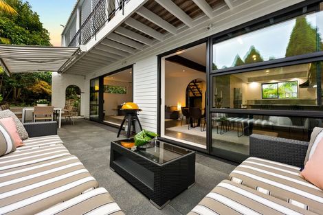 Photo of property in 2/11 Huntly Road, Campbells Bay, Auckland, 0630