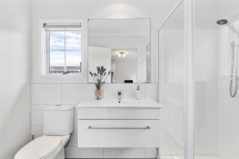 Photo of property in 2/6 Strabo Place, Windsor Park, Auckland, 0632