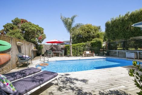 Photo of property in 8 Valdese Rise, Browns Bay, Auckland, 0630