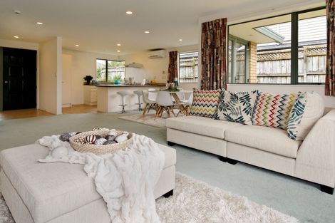 Photo of property in 4 Copplestone Place, New Lynn, Auckland, 0600