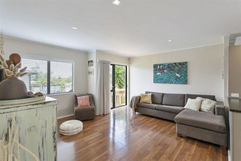 Photo of property in 1/10 Oreil Avenue, West Harbour, Auckland, 0618