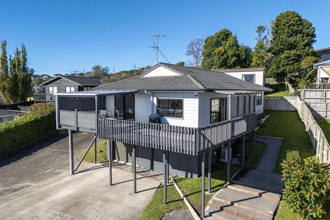 Photo of property in 2/8 Sevilla Place, Unsworth Heights, Auckland, 0632