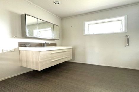 Photo of property in 2/4 Mahuta Grove, Northcote, Auckland, 0627