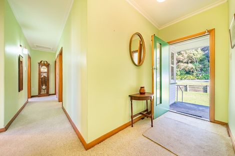 Photo of property in 23 Pinehaven Road, Pinehaven, Upper Hutt, 5019