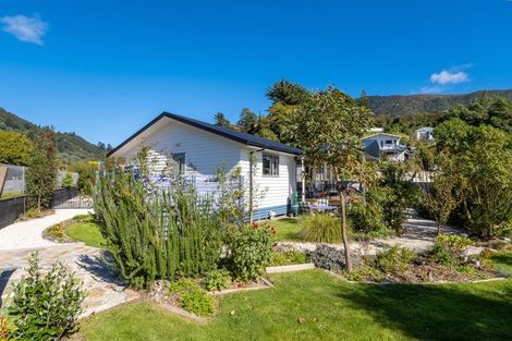 Photo of property in 33 Wairau Road, Picton, 7220