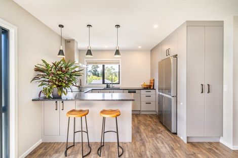 Photo of property in 11 Rewarewa Way, Timberlea, Upper Hutt, 5018