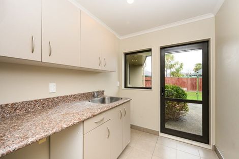 Photo of property in 6 Ron Place, Fitzherbert, Palmerston North, 4410