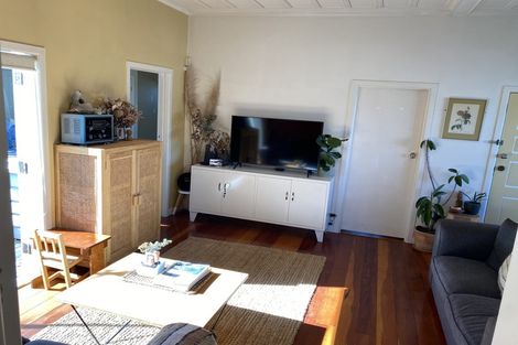 Photo of property in 1/130 Sunset Road, Unsworth Heights, Auckland, 0632