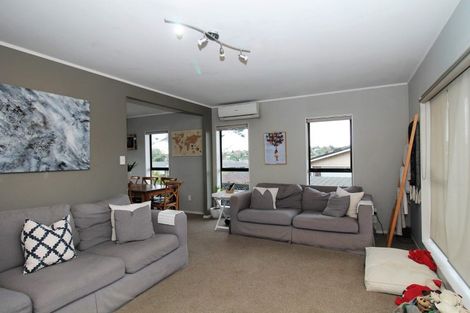 Photo of property in 8 La Perouse Street, Botany Downs, Auckland, 2010