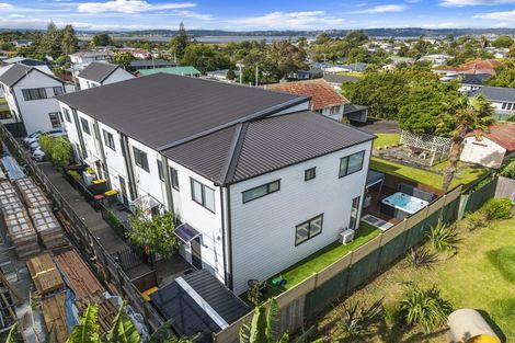 Photo of property in 7/69 Wharf Road, Te Atatu Peninsula, Auckland, 0610