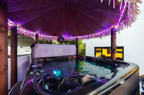 Photo of property in 3 Holyoake Place, Chatswood, Auckland, 0626