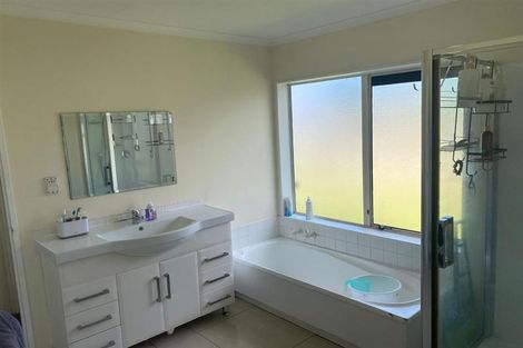 Photo of property in 57 Riverton Drive, Randwick Park, Auckland, 2105