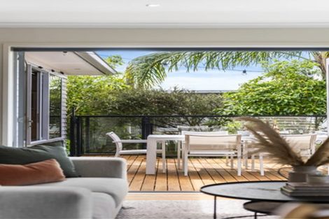 Photo of property in 2/12 Beatrice Avenue, Hillcrest, Auckland, 0627