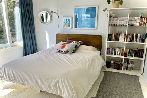 Photo of property in 11 Richmond Road, Mahina Bay, Lower Hutt, 5013