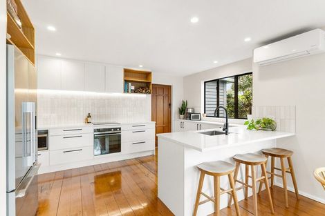 Photo of property in 122 Island Bay Road, Beach Haven, Auckland, 0626