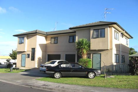 Photo of property in 4/2 Juliana Way, Glendene, Auckland, 0602