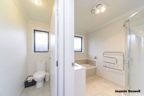 Photo of property in 35 Chestnut Close, Kelvin Grove, Palmerston North, 4414