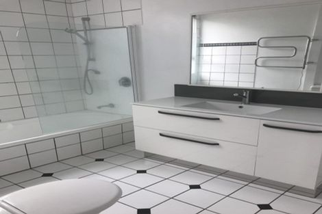 Photo of property in 60 Lathrope Road, Kumeu, 0892