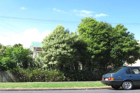 Photo of property in 16 Hutchinson Avenue, New Lynn, Auckland, 0600