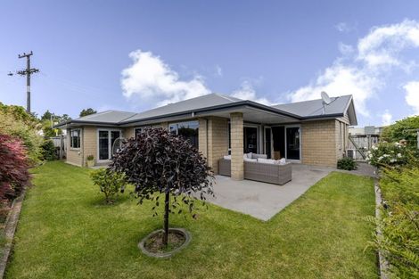Photo of property in 2 Oakwood Drive, Highlands Park, New Plymouth, 4312