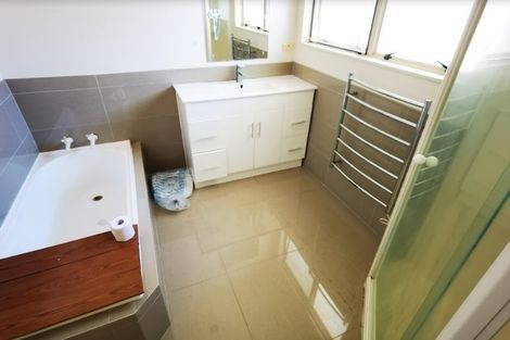 Photo of property in 8 Mandeville Place, Unsworth Heights, Auckland, 0632