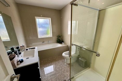 Photo of property in 16 San Casello Rise, Henderson, Auckland, 0612