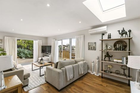 Photo of property in 1/57 Sunset Road, Totara Vale, Auckland, 0629