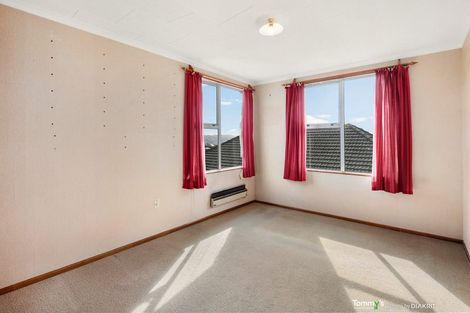 Photo of property in 15 Warrington Grove, Newlands, Wellington, 6037